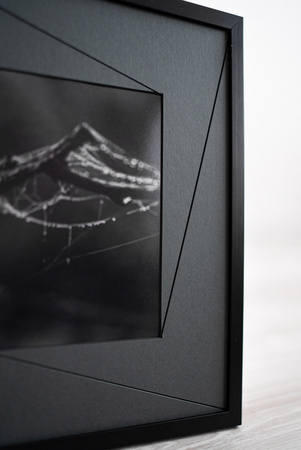 Rama premium z czarnym przekrojem i zdobieniami