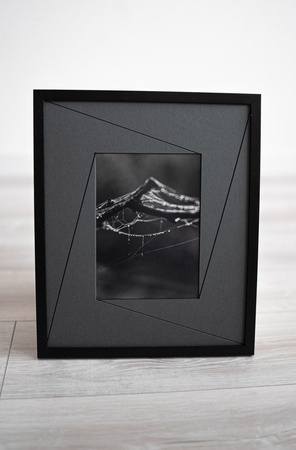 Rama premium z czarnym przekrojem i zdobieniami